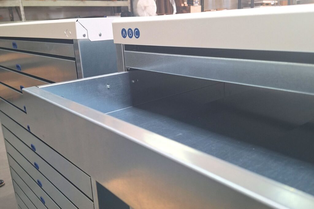 detail-horizontal-cabinet-with-custom-made-drawers