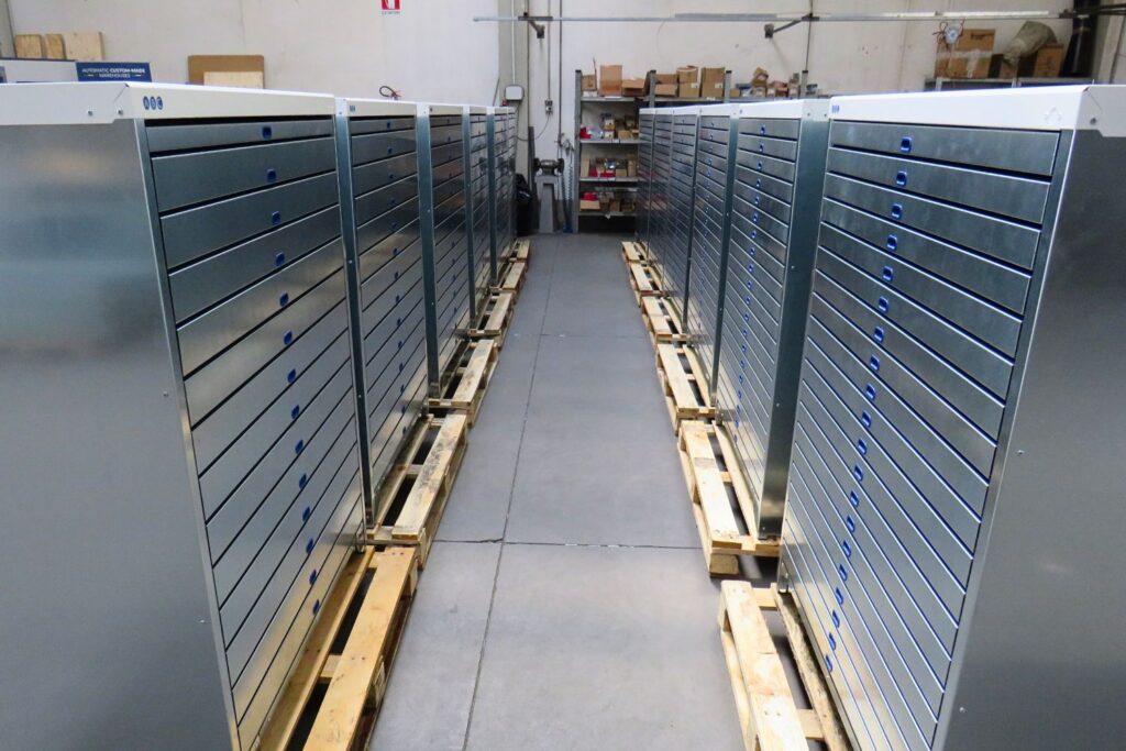 horizontal-cabinet-with-custom-made-drawers