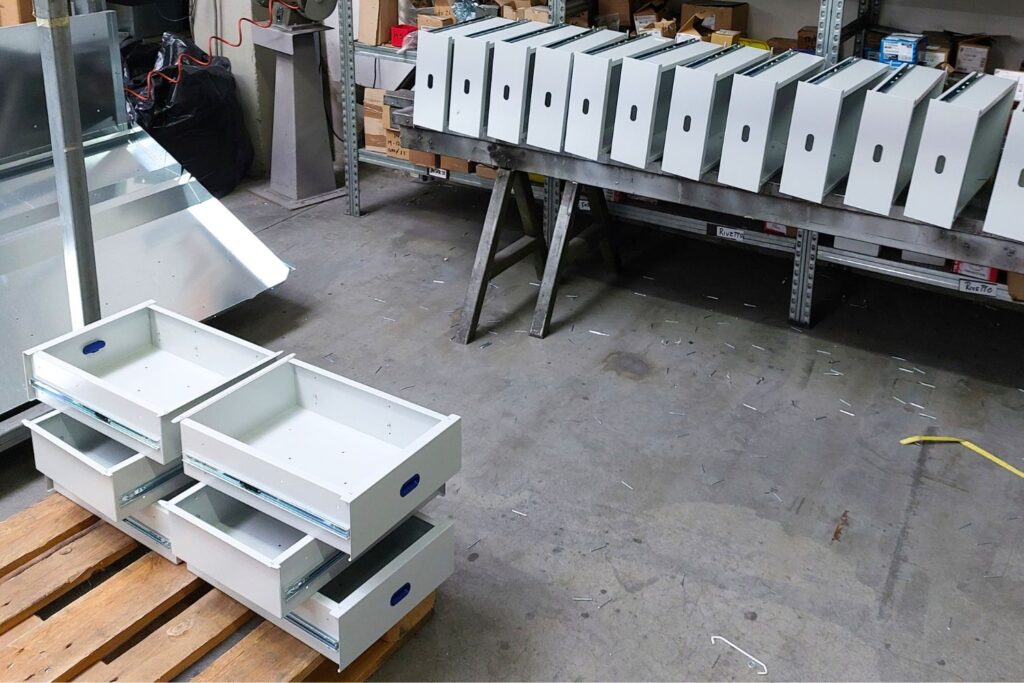 assemblaggio-cassetti-cassettiera-cucito-verniciata