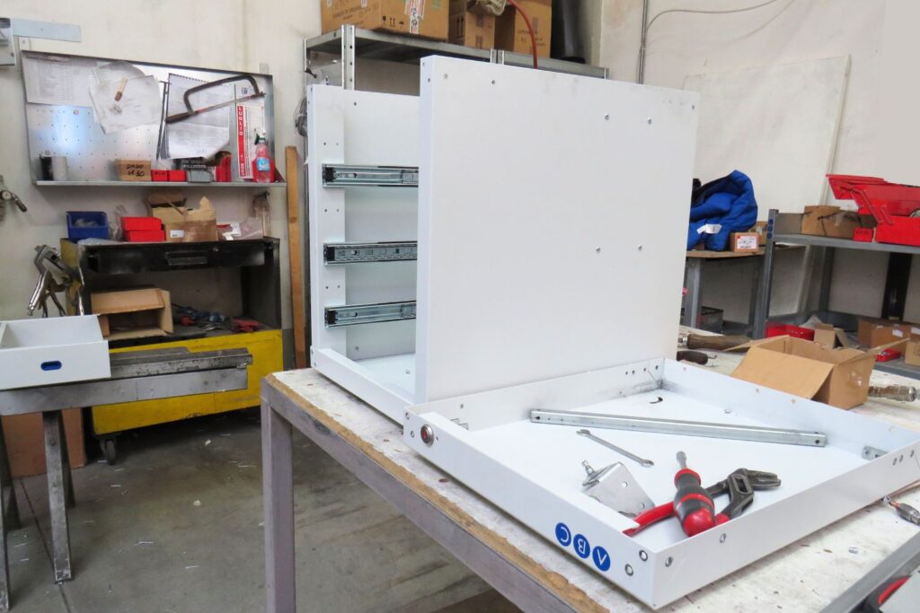 assemblaggio-cassettiera-cucito-verniciata