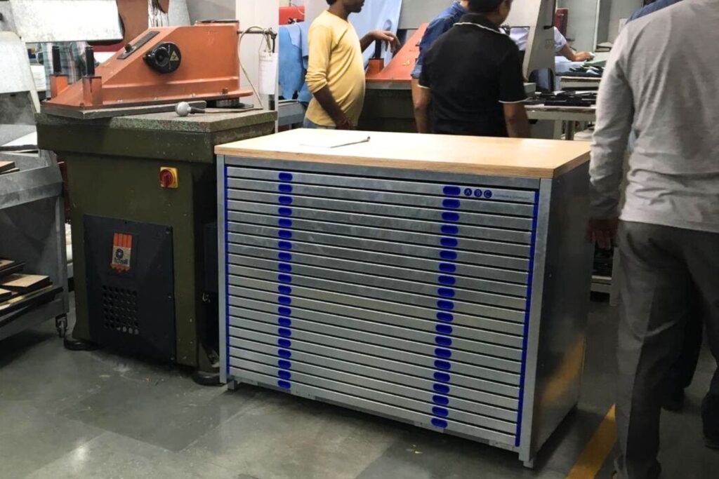 porta-fustelle-ABC-modello-CO_12N32_02 -accanto-alla-trancia