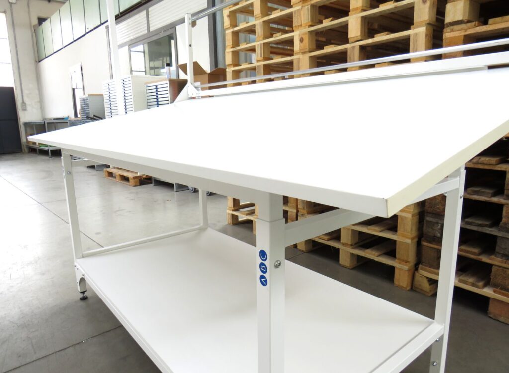 table-de-travail-avec-plateau-incline