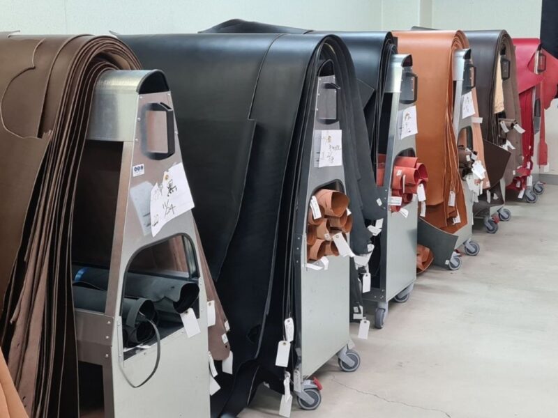 caballete-porta-pieles-grande-automocion