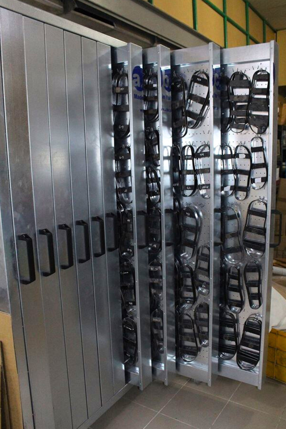 cassettiera-verticale-calzatura