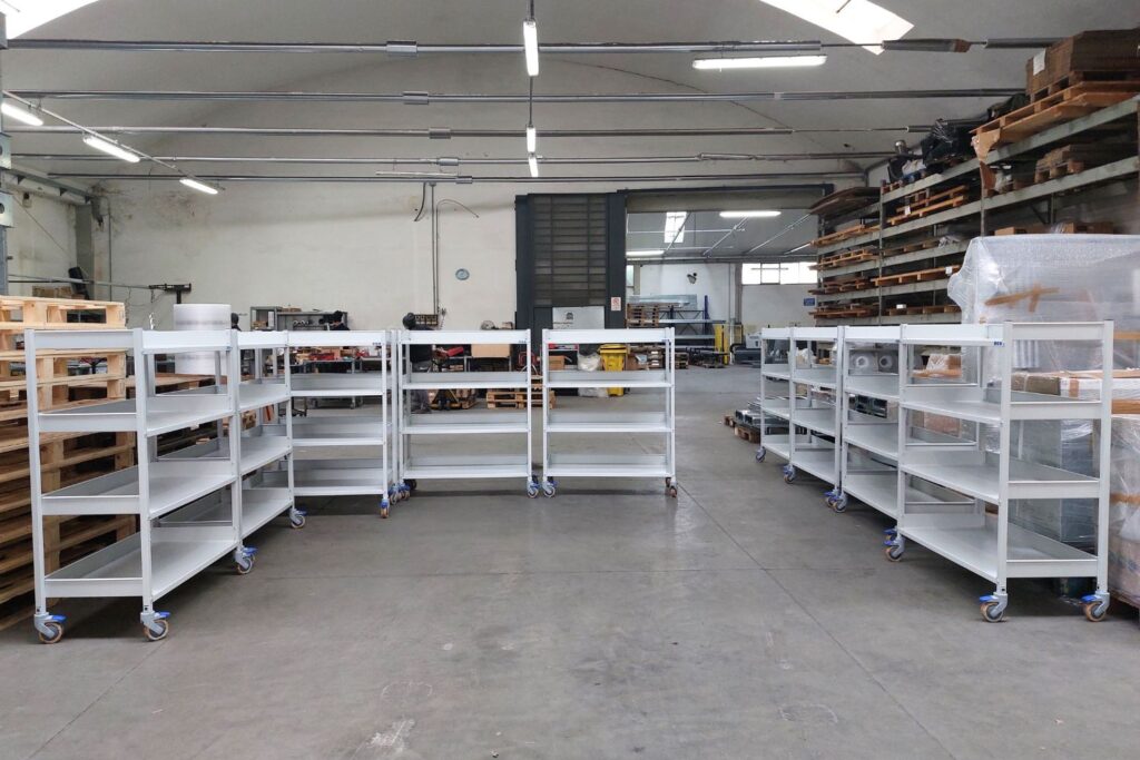 carrelli-a-4-piani-lato-lungo-aperto