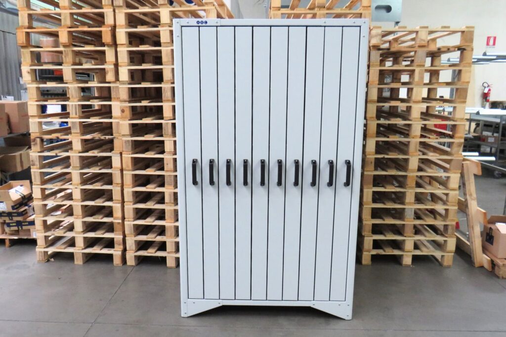 mueble-vertical-para-troqueles-marroquinería-pintado