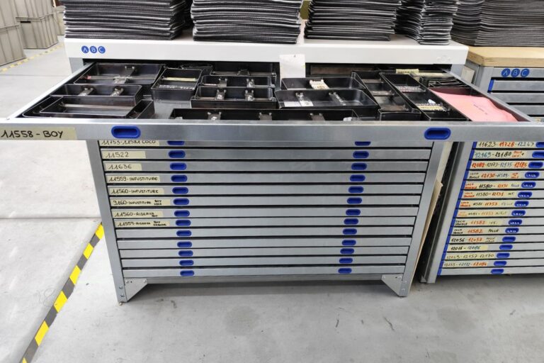 horizontal-cabinet-leather-goods-stop-and-go