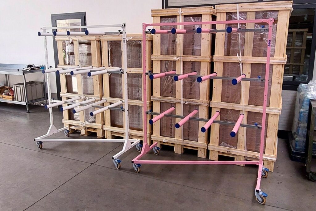 carrito-porta-bolsos-pintados-rosa-blanco